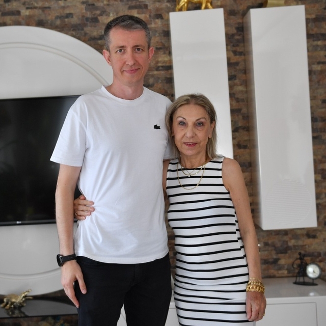 Doktorların 'kaybedebiliriz' dediği hastayı, oğlunun arkadaşı karaciğerini...