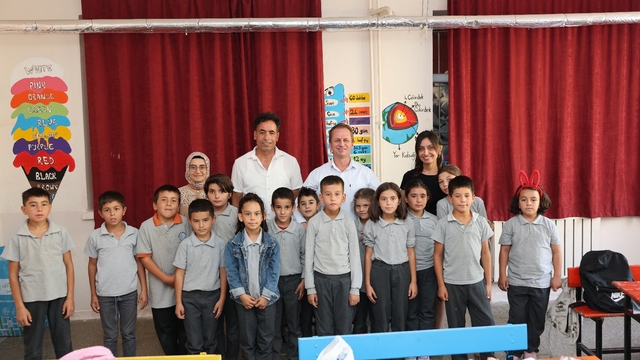 Gülnar Belediye Başkanı Fatih Önge öğrencilere kırtasiye seti hediye etti