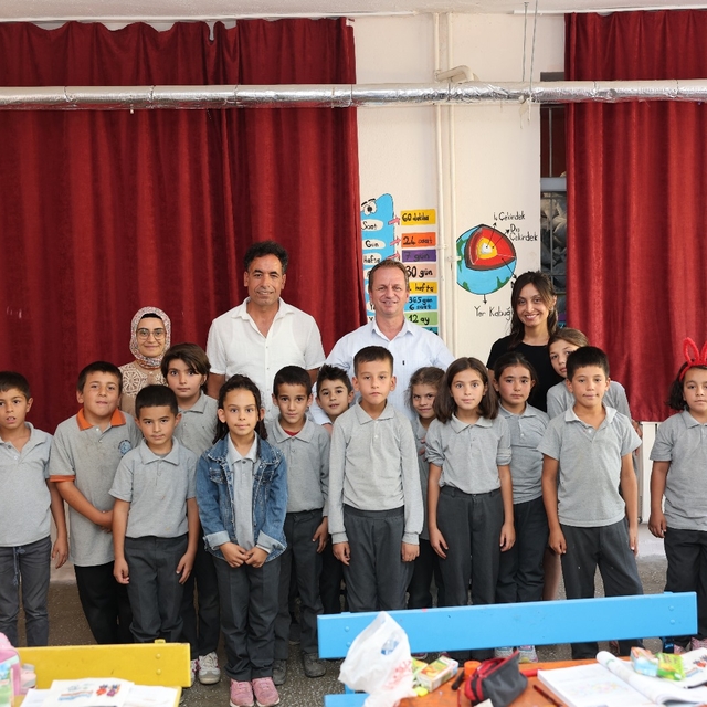 Gülnar Belediye Başkanı Fatih Önge öğrencilere kırtasiye seti hediye etti