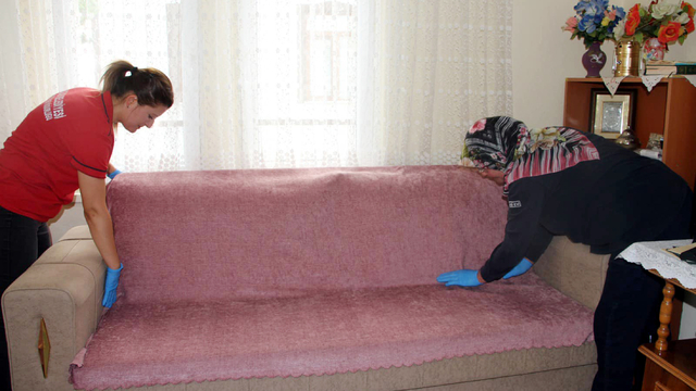 Beypazarı'nda yaşlı ve bakıma muhtaç kişilerin evlerinde kışlık temizlik yapılıyor