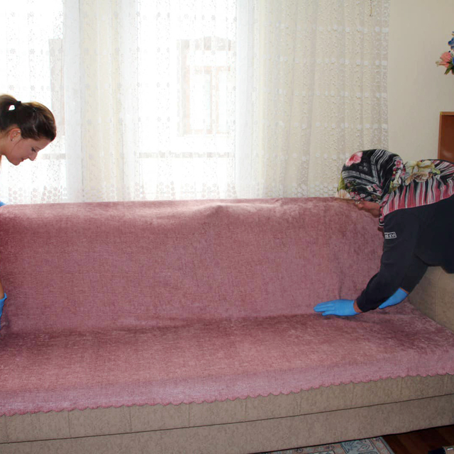 Beypazarı'nda yaşlı ve bakıma muhtaç kişilerin evlerinde kışlık temizlik ya...