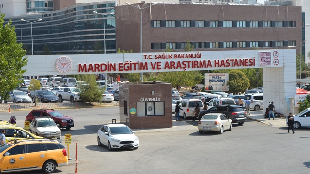 Yükleme sırasında iş makinesinden kayan taş yığını ile TIR'ın arasında sıkışan işçi öldü