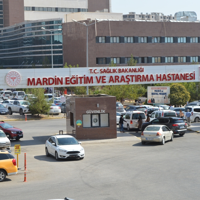 Yükleme sırasında iş makinesinden kayan taş yığını ile TIR'ın arasında sıkı...