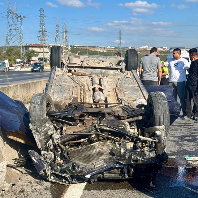 Kocaeli'de çekicinin çarpması sonucu devrildiği iddia edilen otomobildeki 3...