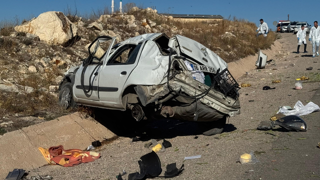 Bayburt'ta refüje çarpan otomobilin sürücüsü öldü