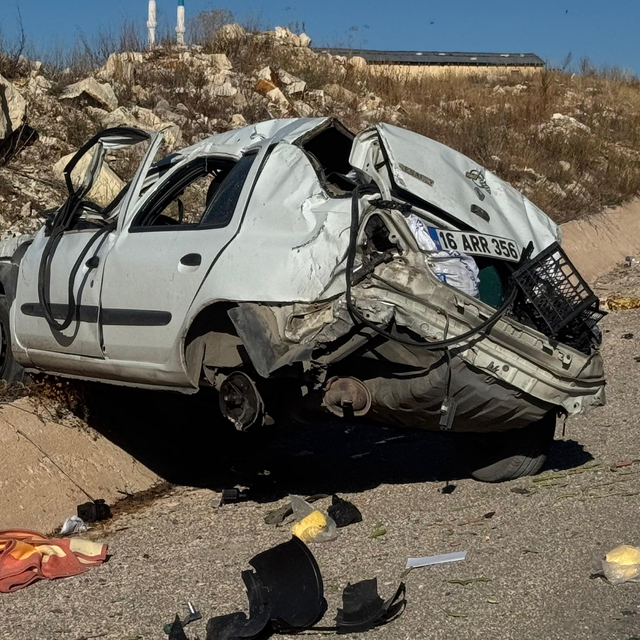 Bayburt'ta refüje çarpan otomobilin sürücüsü öldü