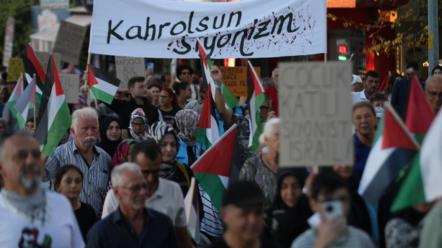 Gökçeada'da binlerce kişi Filistin'e destek verdi