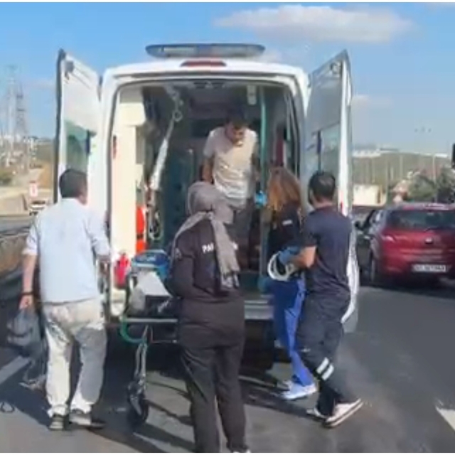 Çekiciyle çarptığı otomobili devirip, kaçtı; 3 yaralı