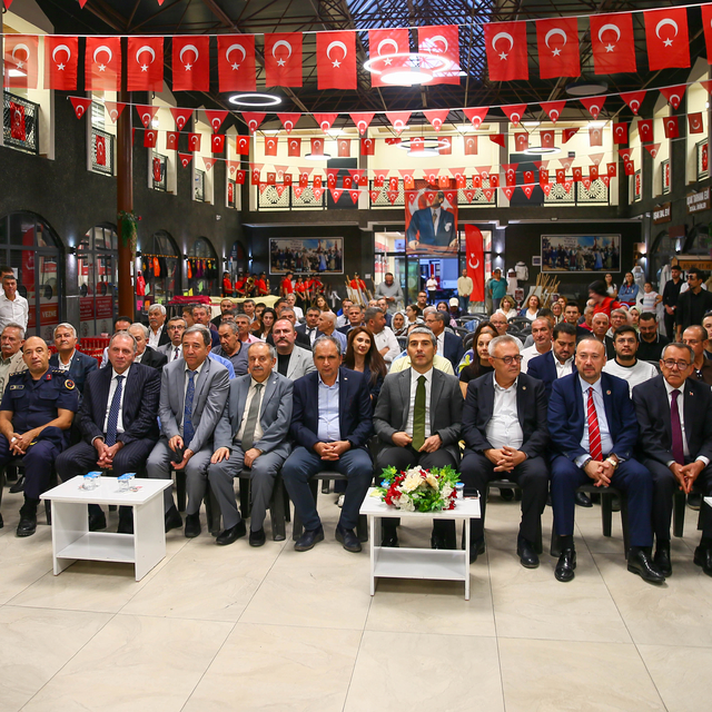 Uşak'ta 50 yıllık saat tamircisine "Yılın Ahisi" ödülü verildi