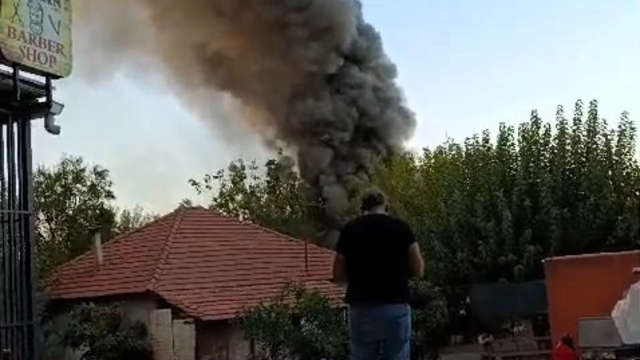 Antalya'da müstakil evdeki yangında çatının çökmesi panik yarattı