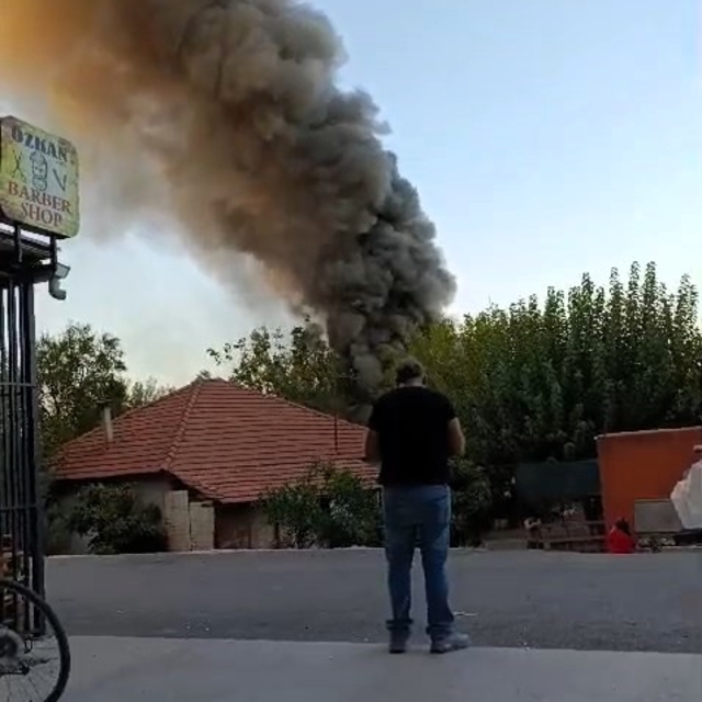 Antalya'da müstakil evdeki yangında çatının çökmesi panik yarattı