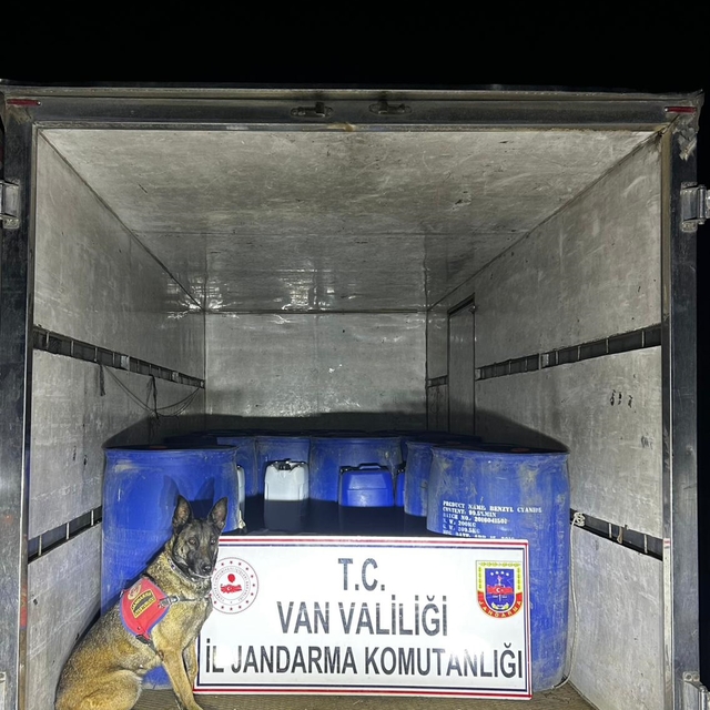 Van'da 3 bin 710 litre asetik asit anhidrit ile 50 kilo kostik soda ele geç...