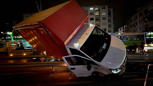 Kocaeli'de otomobil ile kamyonetin çarpışması sonucu 3 kişi yaralandı