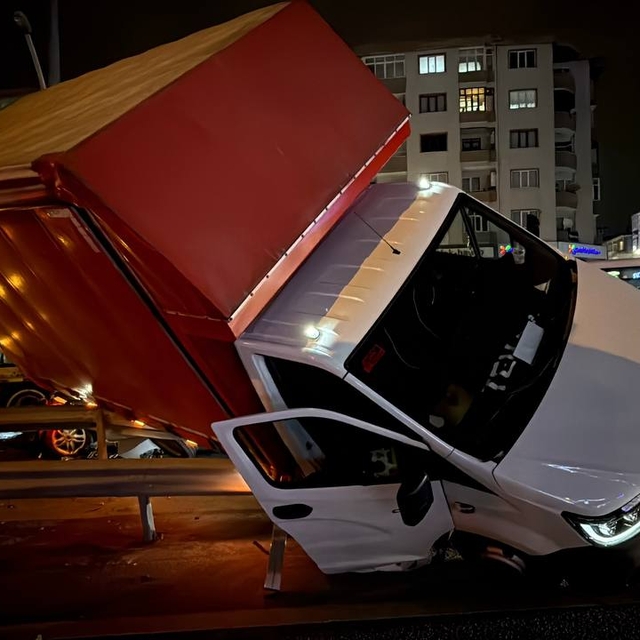 Kocaeli'de otomobil ile kamyonetin çarpışması sonucu 3 kişi yaralandı