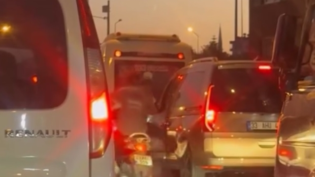 Mersin'de trafik kavgası kamerada