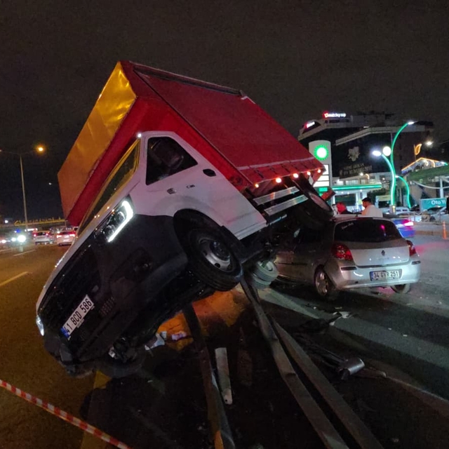 Otomobille çarpışan kamyonet bariyerlere çıktı: 3 yaralı
