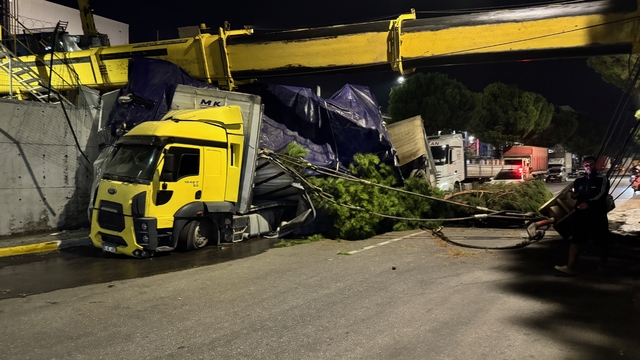 Manisa'da devrilen vincin operatörü yaralandı