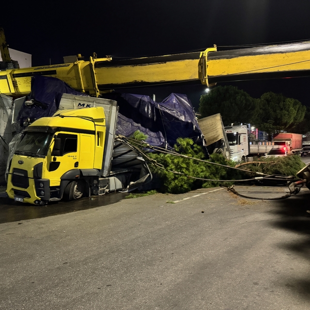 Manisa'da devrilen vincin operatörü yaralandı