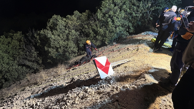 Sivas'ta otomobil uçuruma yuvarlandı: 4 ölü (2)