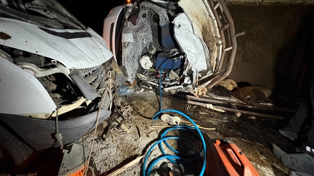 Diyarbakır'da kamyonetler çarpıştı: 2 ölü, 1 yaralı