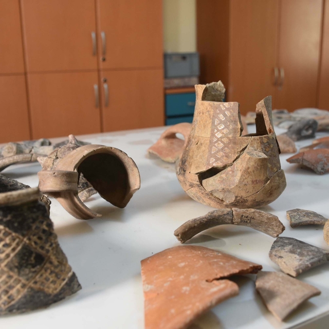 Smyrna Höyüğü'nde 5 bin yıl önceki ticari ilişkiyi gösteren seramikler bulu...