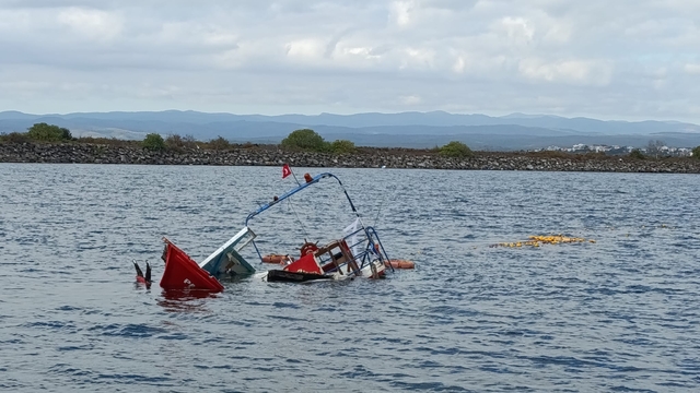 Kırklareli'nin İğneada açıklarında tekneleri su alan 3 balıkçı kurtarıldı