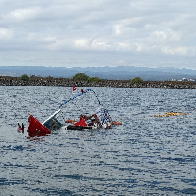 Kırklareli'nin İğneada açıklarında tekneleri su alan 3 balıkçı kurtarıldı