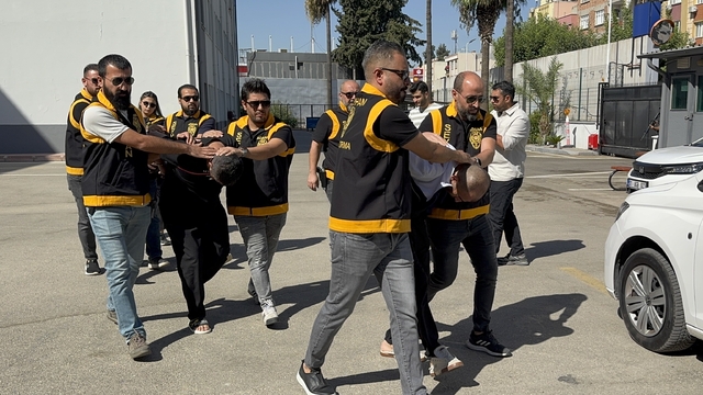 Adana'da ruhsatsız silah, uyuşturucu ve yaralama suçlarına karışan 2 zanlı tutuklandı