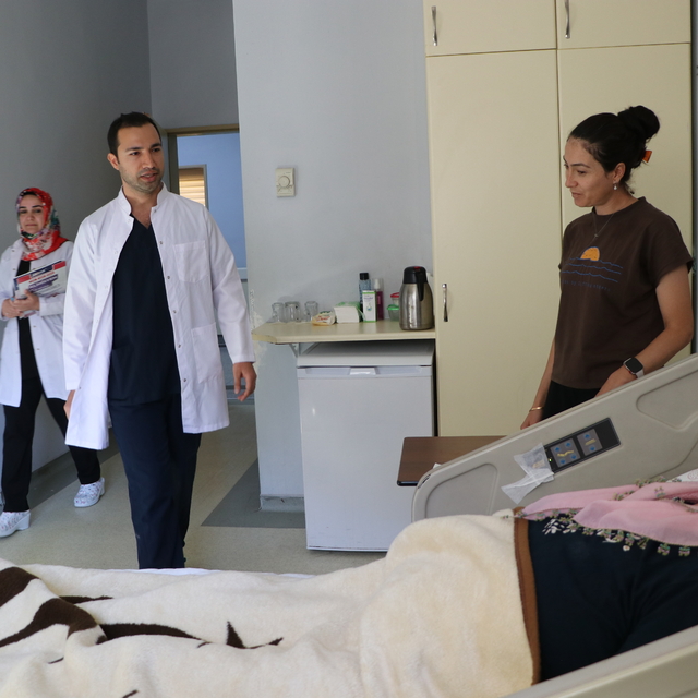 15 yıldır yüz felci olan kadın, ameliyatla sağlığına kavuştu