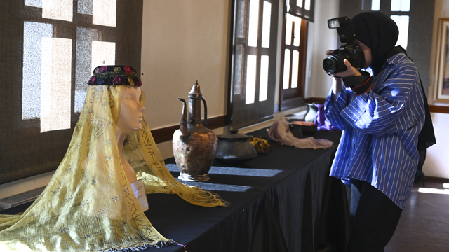 Ankara'da "Kadın Başlıkları: Sabiha Tansuğ Koleksiyonu" sergisi açıldı