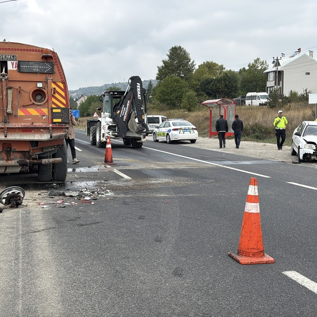 Bolu'da yol süpürme aracına çarpan otomobilin sürücüsü yaralandı