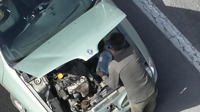 Polisi görünce arıza yaptığı gerekçesiyle aracını emniyet şeridine çekti, ehliyetsiz çıktı