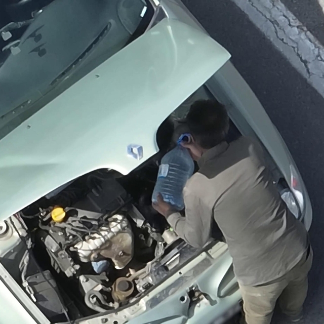 Polisi görünce arıza yaptığı gerekçesiyle aracını emniyet şeridine çekti, e...