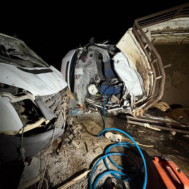 Diyarbakır'da iki kamyonetin çarpıştığı kazada, 2 kişi öldü, 1 kişi yaralan...