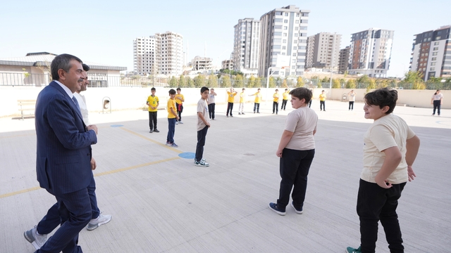 Bakan Tekin, Gaziantep'te bir okula sürpriz ziyaret gerçekleştirdi