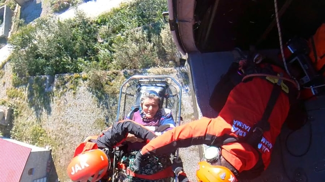 Rizeli 80 yaşındaki Selime nine, mahsur kaldığı yayladan askeri helikopterle kurtarıldı