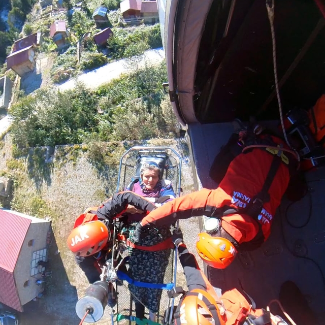 Rizeli 80 yaşındaki Selime nine, mahsur kaldığı yayladan askeri helikopterl...