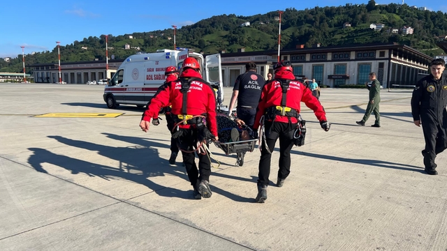 Rize'de sel mesaisi; yolu kapanan yayladaki hasta helikopterle hastaneye ulaştırıldı