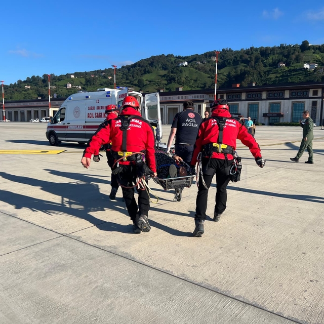 Rize'de sel mesaisi; yolu kapanan yayladaki hasta helikopterle hastaneye ul...
