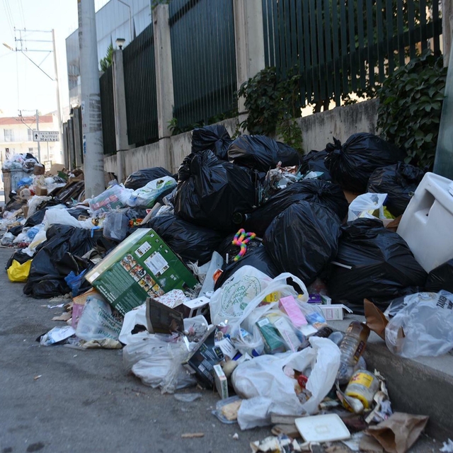 İzmir'de çöp yığınları tepkiye neden oldu