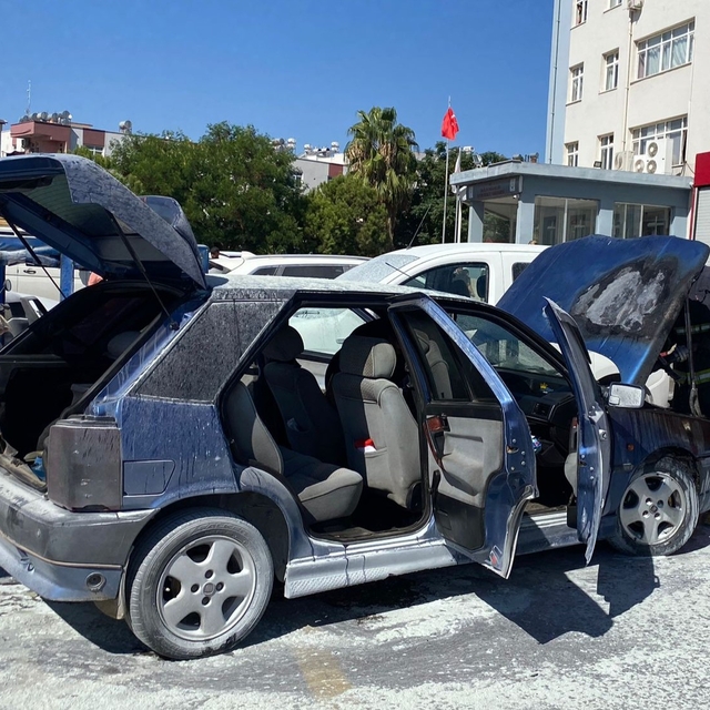 Serik'te otoparktaki otomobilde çıkan yangın söndürüldü