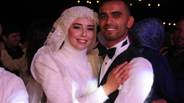 Mersin'de evi yanan çiftin yarım kalan düğününü yardımseverler tamamladı