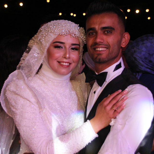 Mersin'de evi yanan çiftin yarım kalan düğününü yardımseverler tamamladı