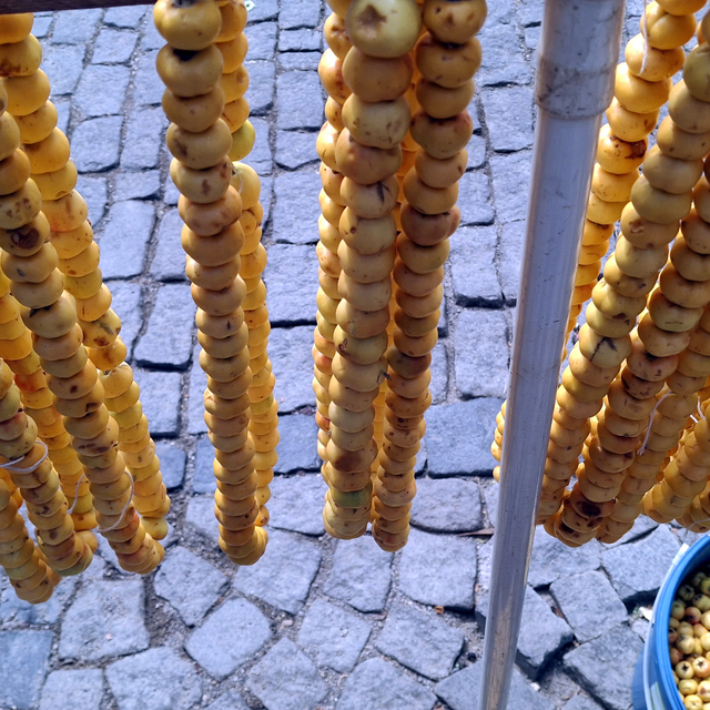 Beypazarı'nda toplanan alıçlar pazarda satılmaya başlandı