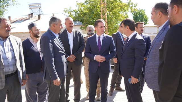 Bitlis'te köy yolları sıcak asfaltla kaplanıyor