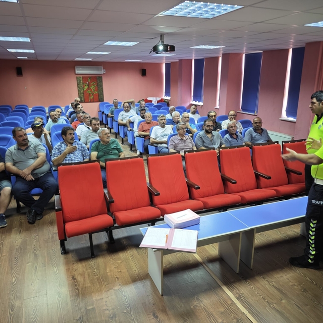 Silifke'de polis ekiplerince okul servislerinin sürücülerine eğitim verildi...