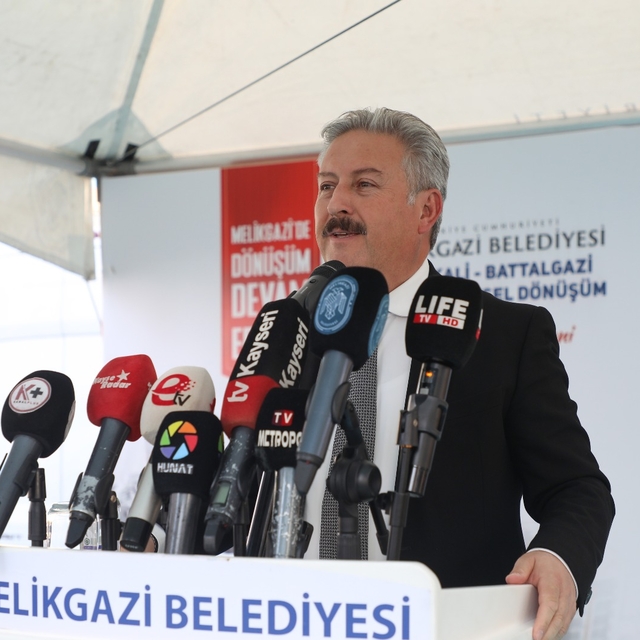 Melikgazi'de kentsel dönüşüm kapsamında yapılan 300 daire için kura ve tesl...