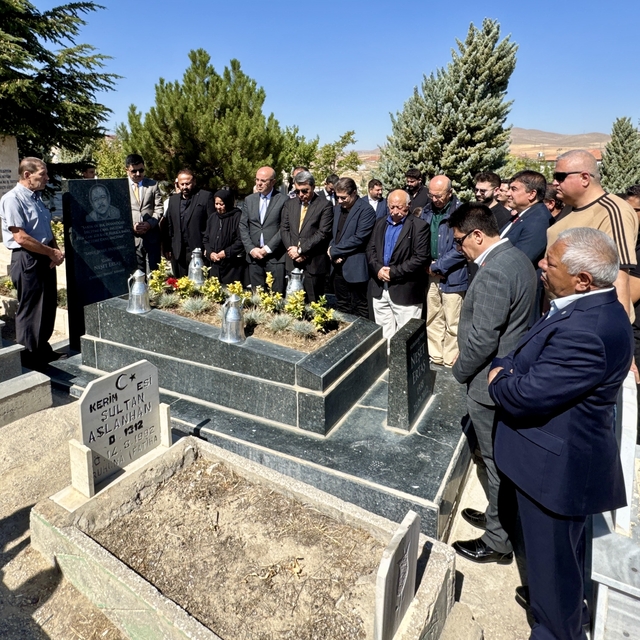 "Bozkırın Tezenesi" halk ozanı Neşet Ertaş, Kırşehir'de mezarı başında anıl...