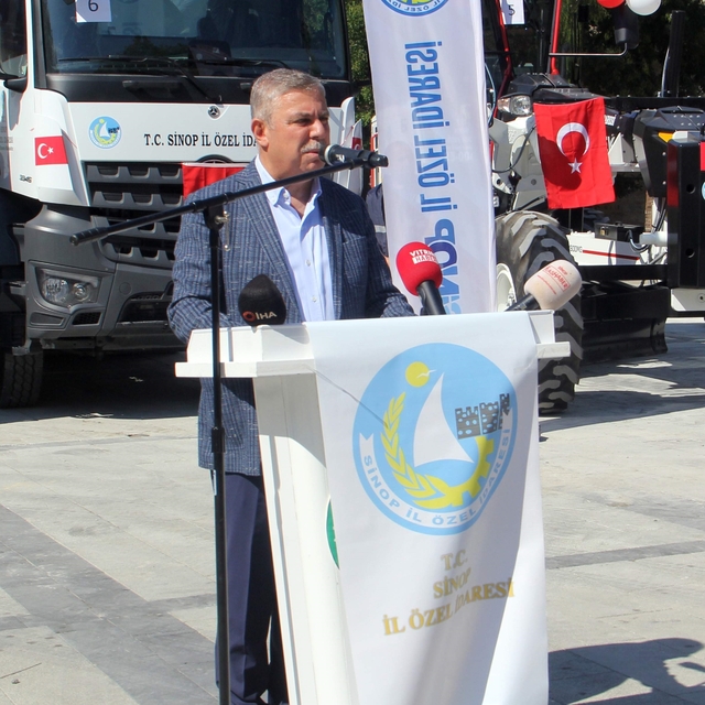 Sinop'ta İl Özel İdaresi filosuna kazandırılan yeni hizmet araçları tanıtıl...