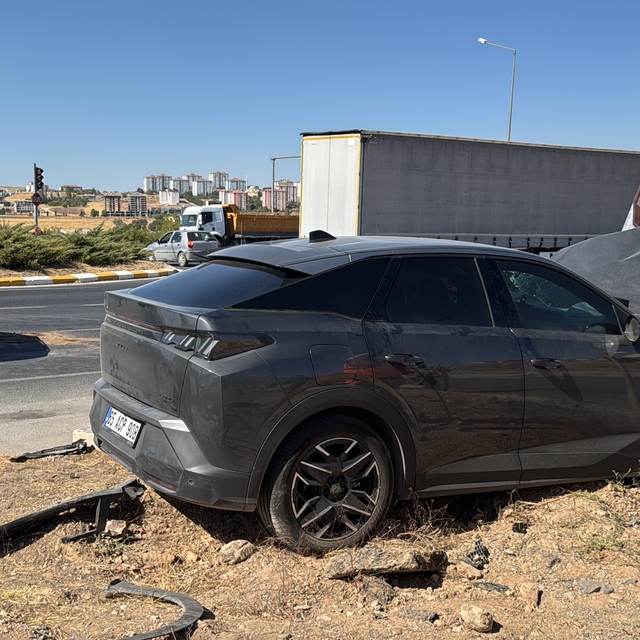 Elazığ'da iki otomobilin çarpıştığı kazada 5 kişi yaralandı
